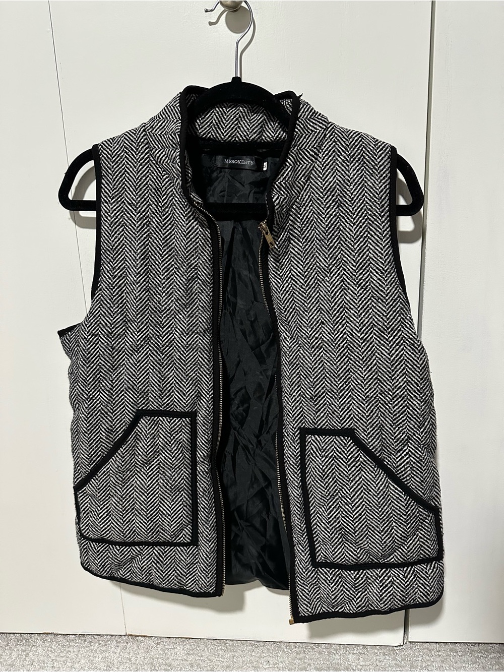 Merokeety Black and White Herringbone Quilted Puffer Vest
